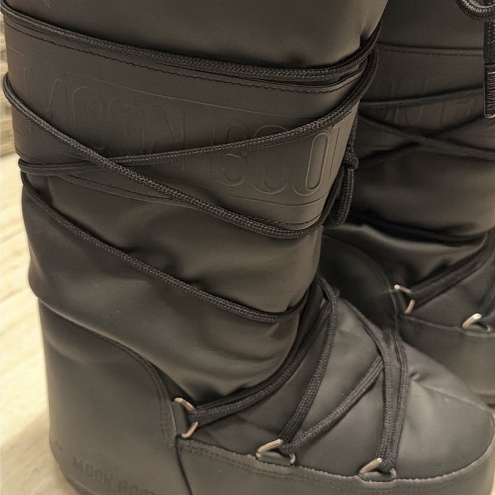 ICON BLACK Moon Boot Women's Charcoal Winter Boots $230
